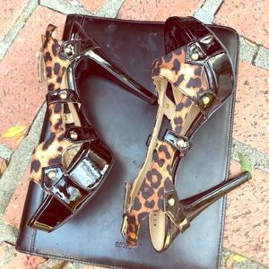 Guess black patented leather/leopard high heels